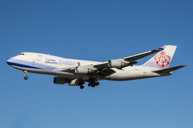 Boeing 747-400 (B-18715) - China Airlines Cargo 747-400 landing runway 28C on 11/28/20