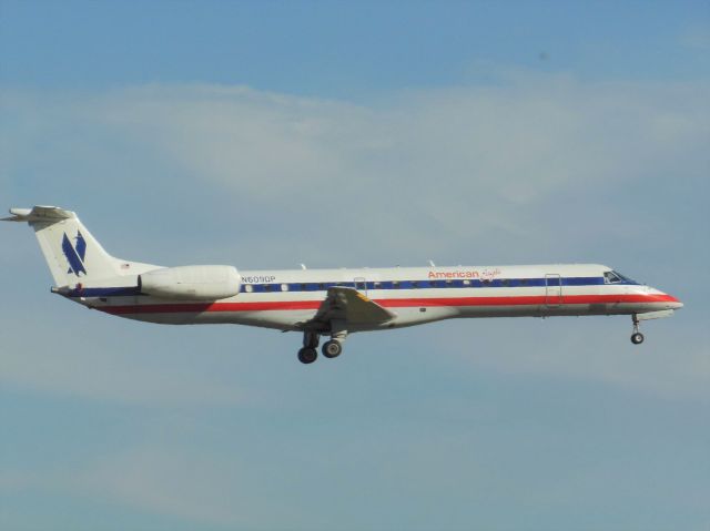 Embraer ERJ-145 (N609DP) - American Eagle/Envoy Air (AA/MQ) N609DP ERJ-145 LR [cn69]br /Dallas Fort Worth (DFW). American Eagle/Envoy Air flight AA3745/MQ3745 from San Angelo (SJT). This white livery was replaced by a new silver livery in 2013 following the American Airlines merger with US Airways.br /Taken from Founders Plaza Observation Area, North Airfield Drivebr /2013 11 28  a rel=nofollow href=http://alphayankee.smugmug.com/Airlines-and-Airliners-Portfolio/Airlines/AmericasAirlines/American-Eagle-AAAXCPENEVMQOHOOYVYXZWhttps://alphayankee.smugmug.com/Airlines-and-Airliners-Portfolio/Airlines/AmericasAirlines/American-Eagle-AAAXCPENEVMQOHOOYVYXZW/a