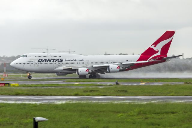 Boeing 747-400 (VH-OEH) - Qantas (VH-OEH) Boeing 747-438(ER) departing Sydney Airport.