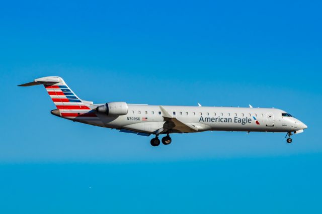 Canadair Regional Jet CRJ-700 (N709SK) - SkyWest CRJ700 landing at DFW on 12/27/22. Taken with a Canon R7 and Tamron 70-200 G2 lens.