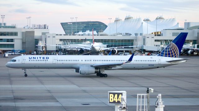 BOEING 757-300 (N57868)
