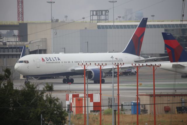 BOEING 767-300 (N173DZ)