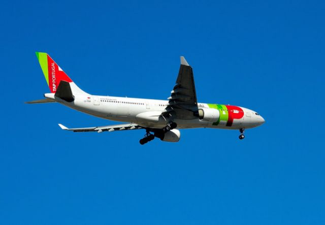 Airbus A330-200 (CS-TOK) - Landing in Lisbon, in the middle of the buildings...