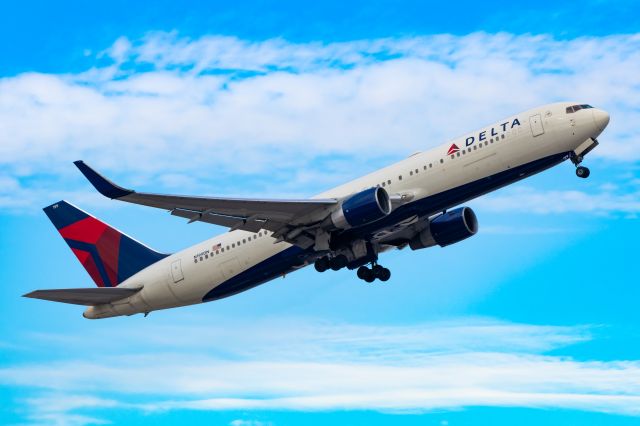 N199DN — - Delta Airlines 767-300 taking off from PHX on 12/6/22. Taken with a Canon R7 and Tamron 70-200 G2 lens.