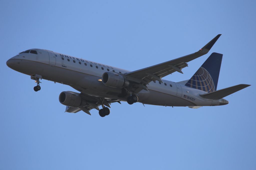 EMBRAER 175 (long wing) (N143SY)
