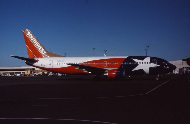 BOEING 737-300 (N352SW)