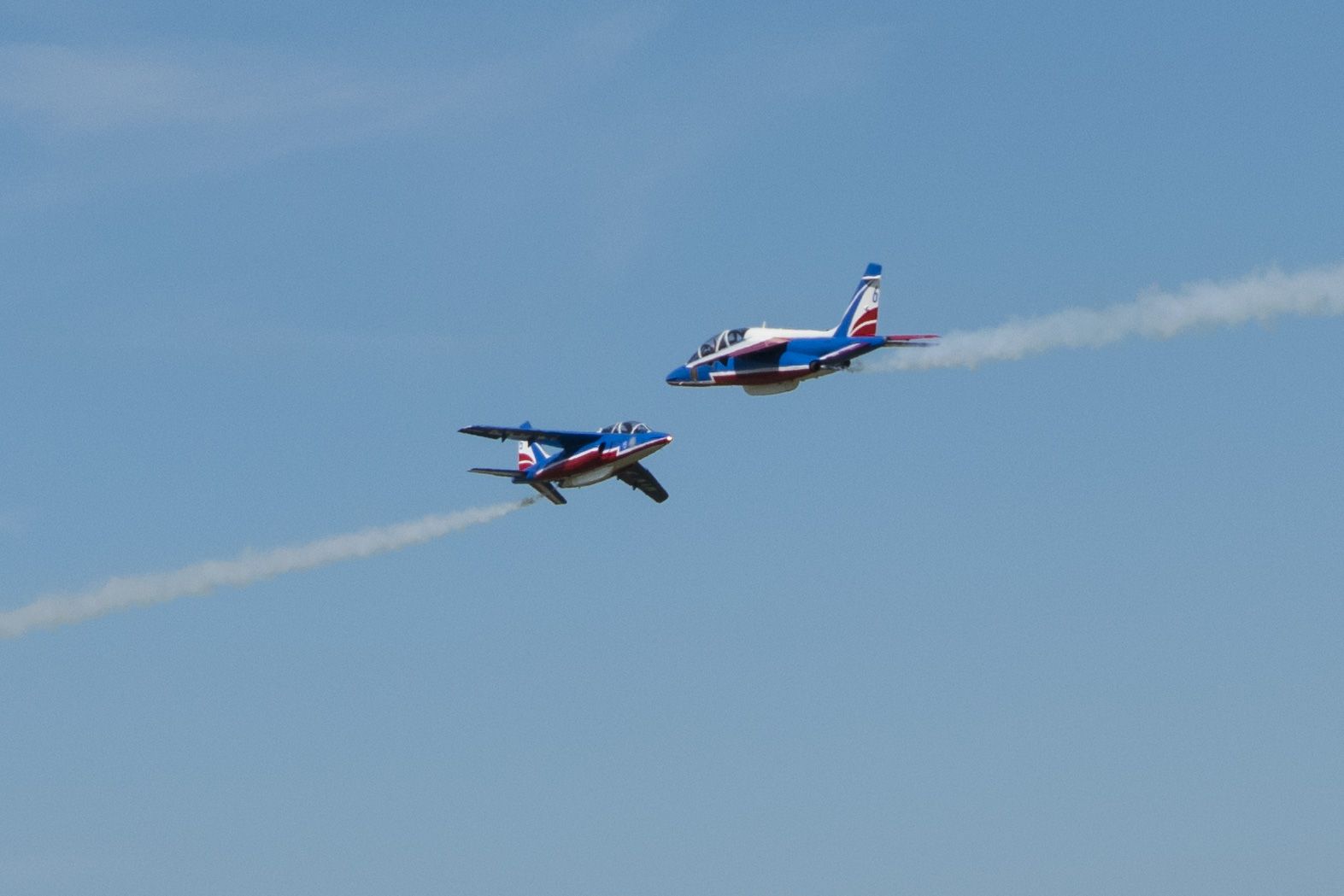 — — - Patrouille de France croisement solo à Valence Chabeuil France le 24/06/2018