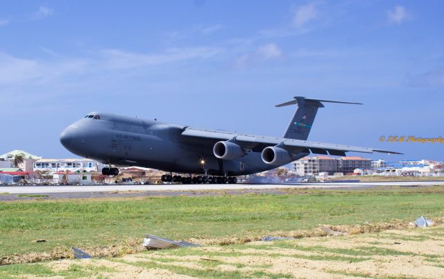 AMC60020 — - Lockheed C-5B Galaxy of the US Air Force landing with aid for SXM after hurricane Irma.