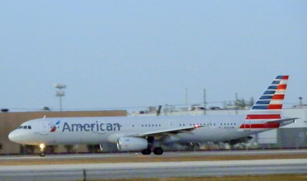 Airbus A321 (N567UW)