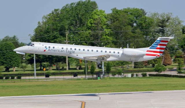 Embraer ERJ-145 (N933JN) - Envoy American Eagle 3335 from Chicago, IL USA just a few feet away from touchdown at KLEX.