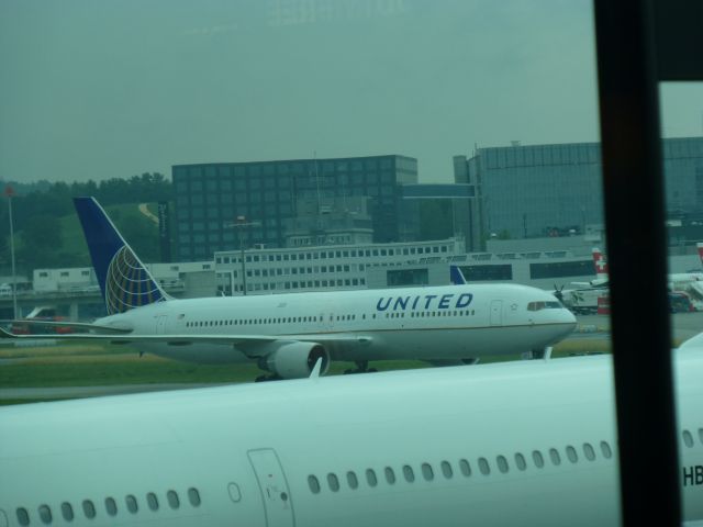 BOEING 767-300 (N670UA) - Delivered to United Airlines in 1999