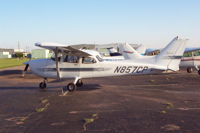 Cessna Skyhawk (N857CP) - N857CP at the flight school at Sugar Land Regional Airport.