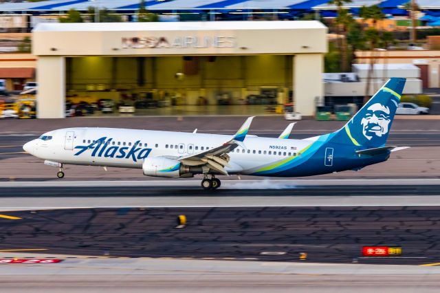 Boeing 737-800 (N592AS) - Alaska Airlines 737-800 landing at PHX on 12/9/22. Taken with a Canon R7 and Tamron 70-200 G2 lens.