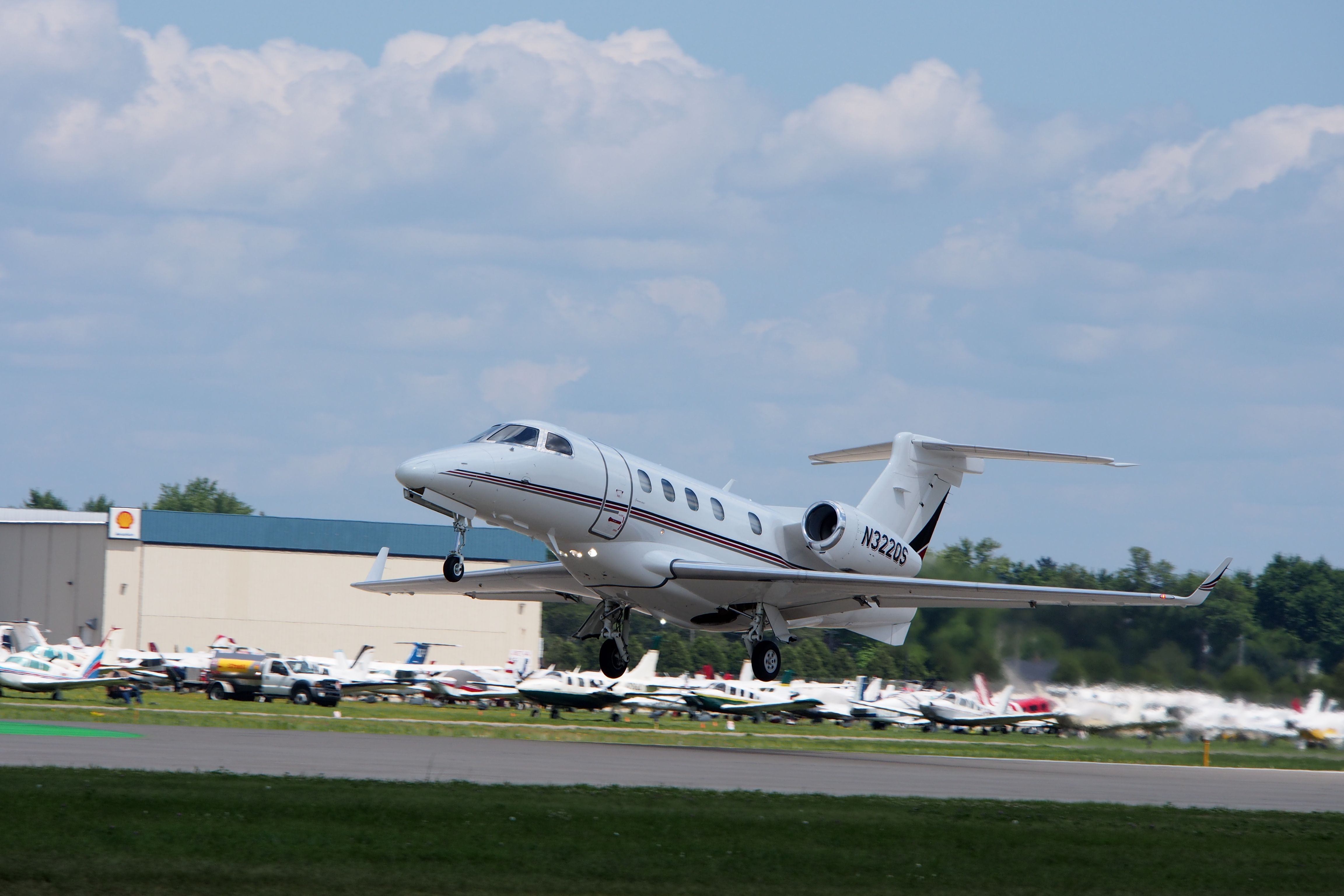 Embraer Phenom 300 (N322QS)