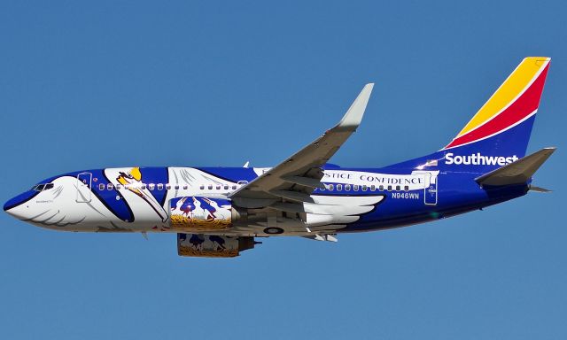 Boeing 737-700 (N946WN) - Today Louisiana One was unveiled as the 12th state themed aircraft to join the Southwest fleet. Here she performing the Southwest traditional flyby of HQ in Dallas 