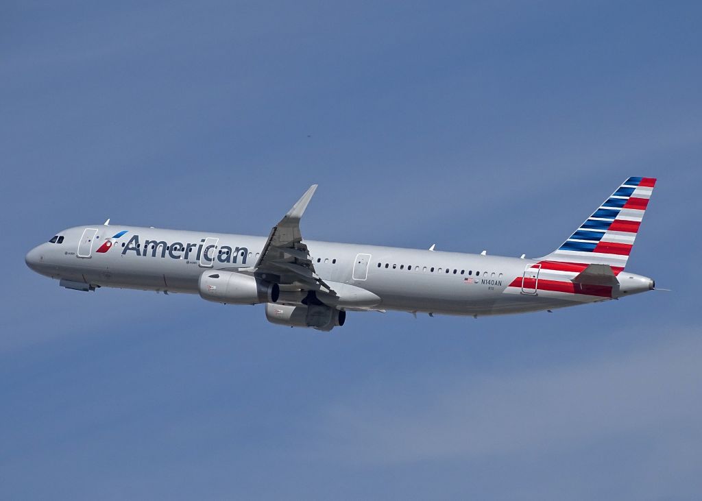 Airbus A321 (N140AN)