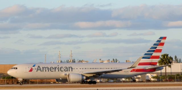 BOEING 767-300 (N346AN)
