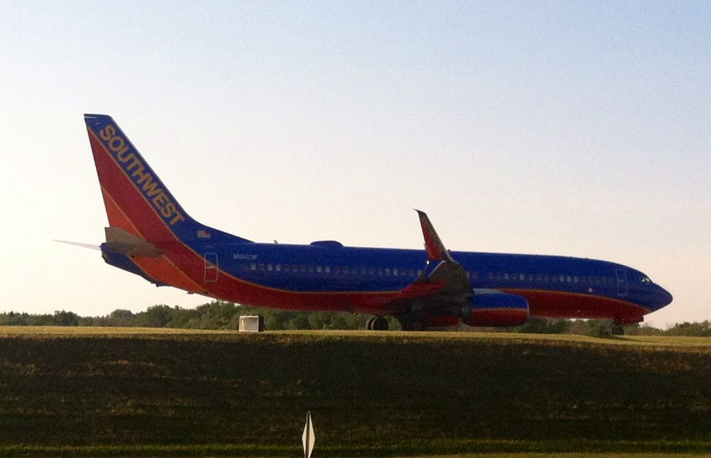 Boeing 737-800 (N8603F)