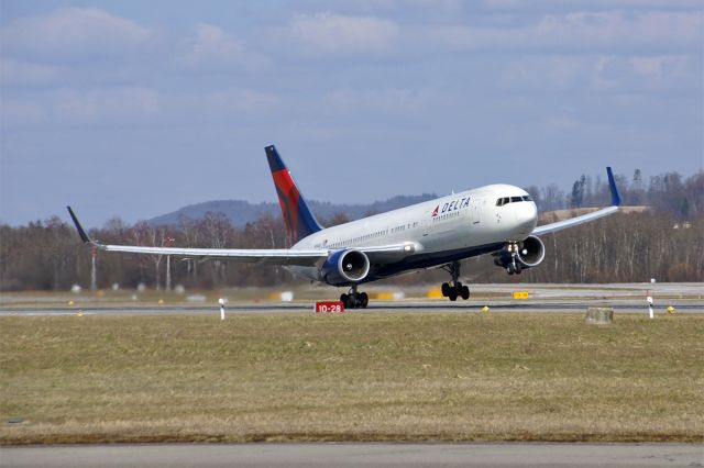 BOEING 767-300 (N156DL) - Crosswind!