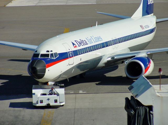 Boeing 737-700 (N375DA)