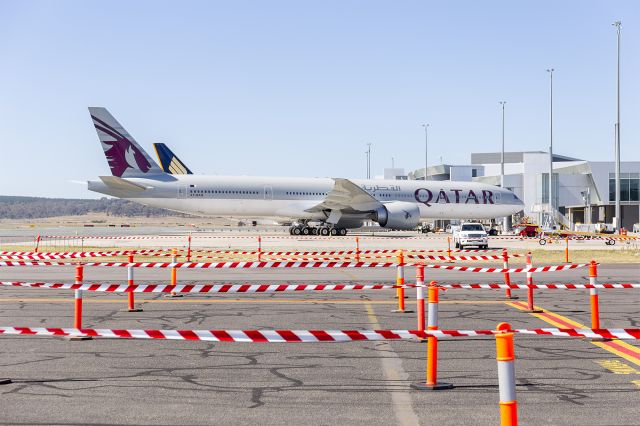 BOEING 777-300ER (A7-BAQ) - Qatar Airways (A7-BAQ) Boeing 777-3DZ(ER) at Canberra Airport (1)