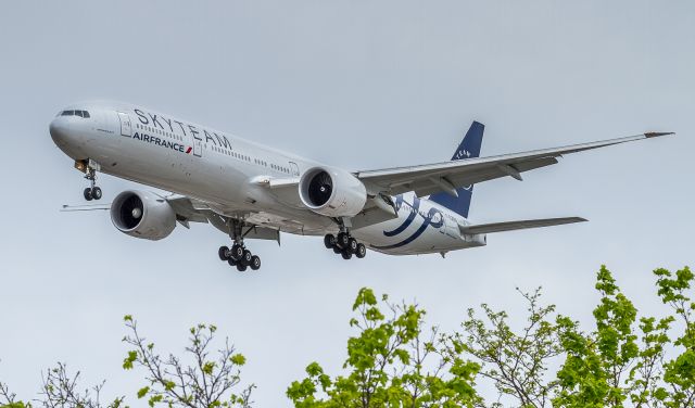 BOEING 777-300ER (F-GZNN) - Always nice to see the Skyteam livery! Here AF356 is on short finals for runway 05 direct from Paris