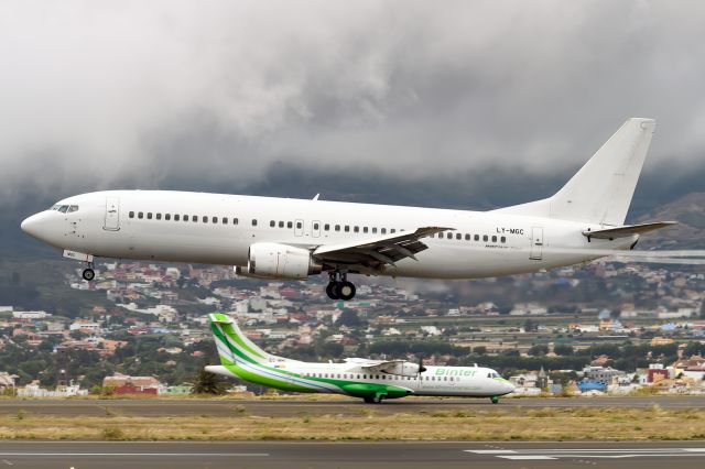 BOEING 737-400 (LY-MGC)