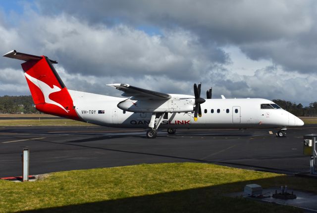 de Havilland Dash 8-300 (VH-TQY) - Qantaslink Bombardier Dash 8-315Q, VH-TQY (msn 552) at Wynyard Airport, Tasmania, Australia. 4 August 2024.