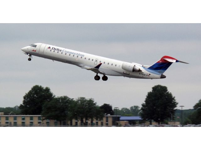 Canadair Regional Jet CRJ-700 (N759EV) - Take off RW28.