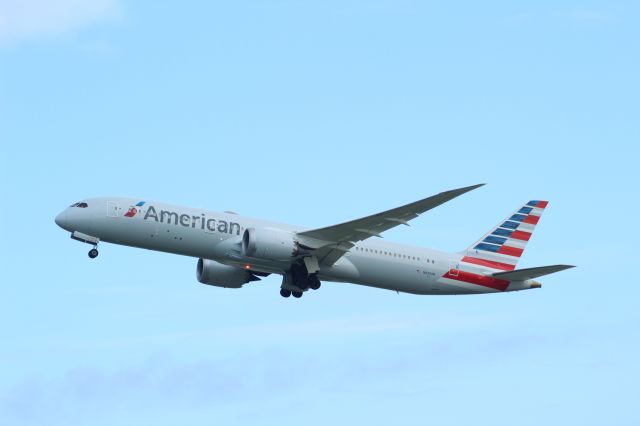 Boeing 787-9 Dreamliner (N835AN) - An American Airlines B787-9 taking off from LHR, on runway 27L.br /br /Location: Heathrow T5 planespotting point.br /Date: 12.10.22 (dd/mm/yy).