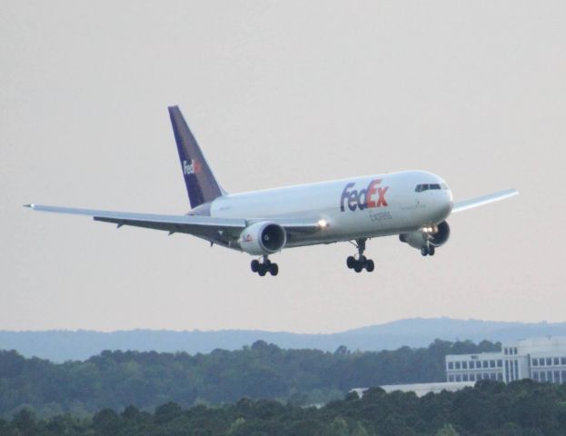 BOEING 767-300 (N189FE)