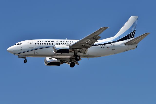 Boeing 737-500 (N708S) - Always good to catch a 737-500! On final for 23-L on 04-26-21.