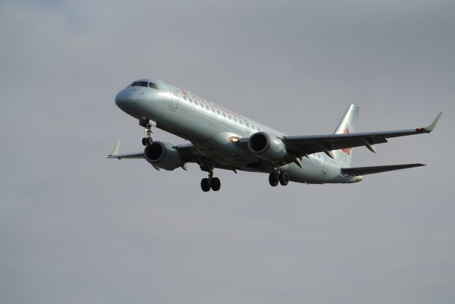 Embraer ERJ-190 (C-FHKP) - Short Final 05