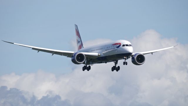 Boeing 787-9 Dreamliner (G-ZBKA) - BOE362 on final to Rwy 16R to complete its B1 flight on 9/7/15. (ln 346 / cn 38616). This is the first B789 for BAW. 