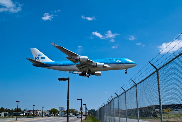 Boeing 747-200 (PH-BFB) - Landing on 23 at YYZ.