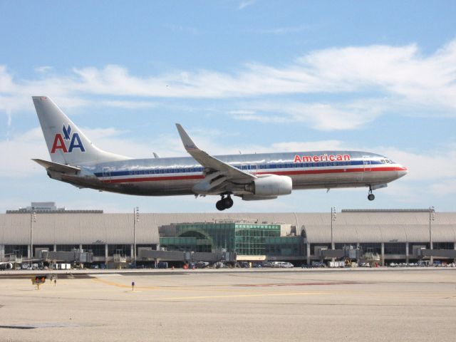 Boeing 737-800 (N921AN) - Landing on RWY 19R