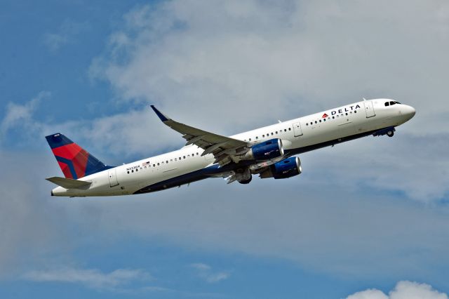 Airbus A321 (N333DX)