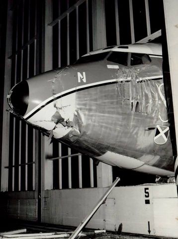 — — -  Voici quelques photos d’un incident survenu à Zaventem au début des années 70… A lépoque, un Boeing 707 s’encastra dans un hangar par suite de grands vents… Personne ne fut blessé et l’avion put être réparé.