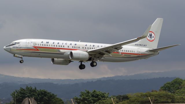 Boeing 737-800 (N905NN)