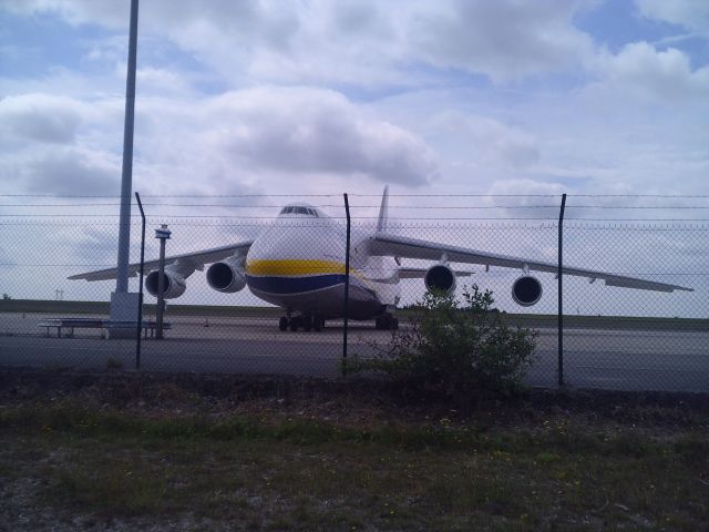 Antonov An-124 Ruslan (UR-82073) - Un Antonov AN124-100 de Antonov Design Bureau