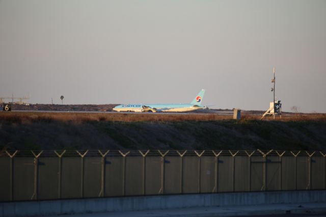 BOEING 777-300ER (HL8347)