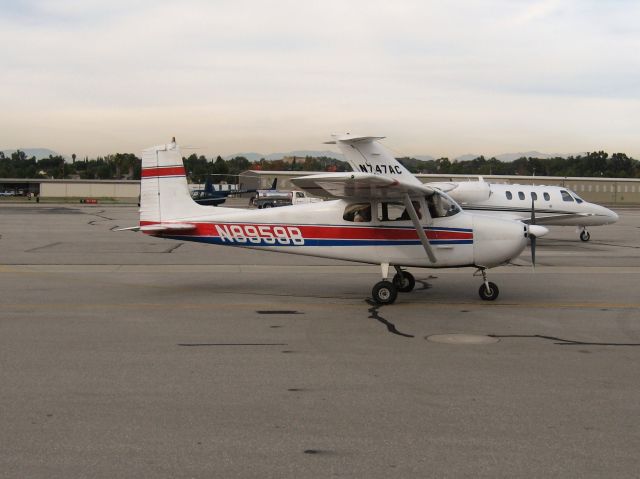 Cessna Skyhawk (N8959B) - Taxiing at Fullerton