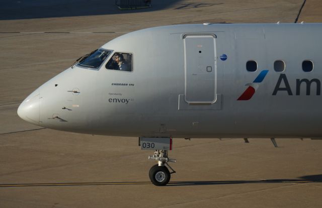 Embraer 170/175 (N230NN)