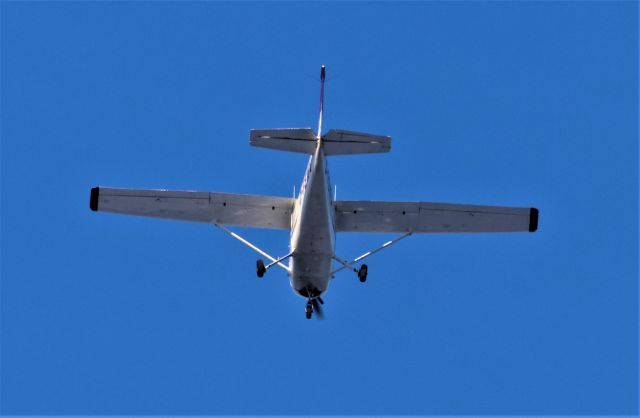 Cessna Skyhawk (C-FEWV) - C-FEWV Cessna Skyhawk 172-L survolant la ville de Lavaltrie QC. le 20-12-2022 à 14:31