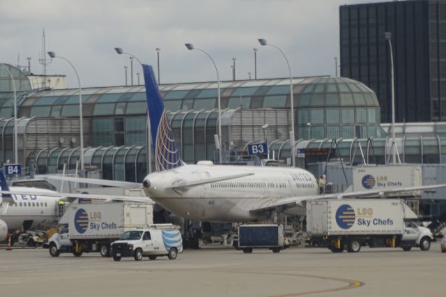 Boeing 757-200 (N14106) - Uniteds 757-200s become more common at OHare during the summer, when the seasonal routes to Dublin, Edinburgh, and Shannon open up!