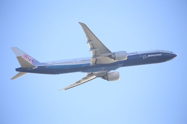 BOEING 777-300ER (B-18007)