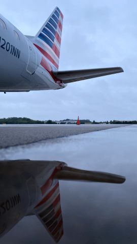 Embraer 175 (N201NN) - Reflections