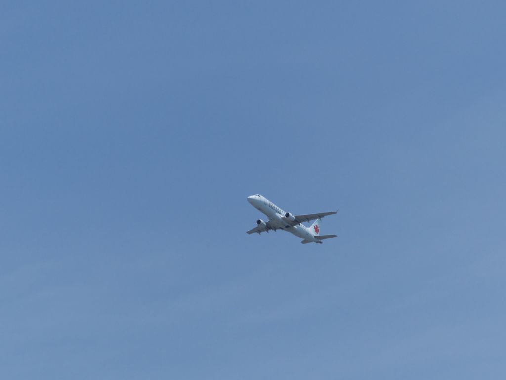Embraer 175 (C-FEKD)