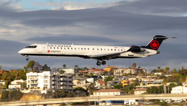 Canadair Regional Jet CRJ-900 (C-FJZL)