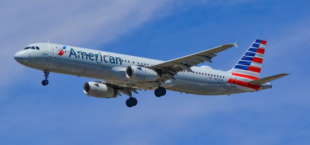 Airbus A321 (N537UW) - N537UW American Airlines Airbus A321-231 s/n 4041 - Las Vegas - McCarran International Airport (LAS / KLAS)br /USA - Nevada April 30, 2021br /Photo: Tomás Del Coro